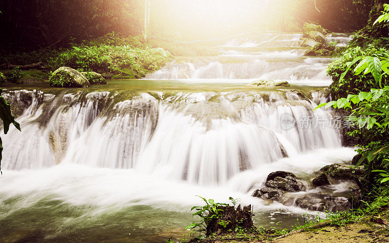 在 Nang Manora 瀑布，攀牙府，泰国